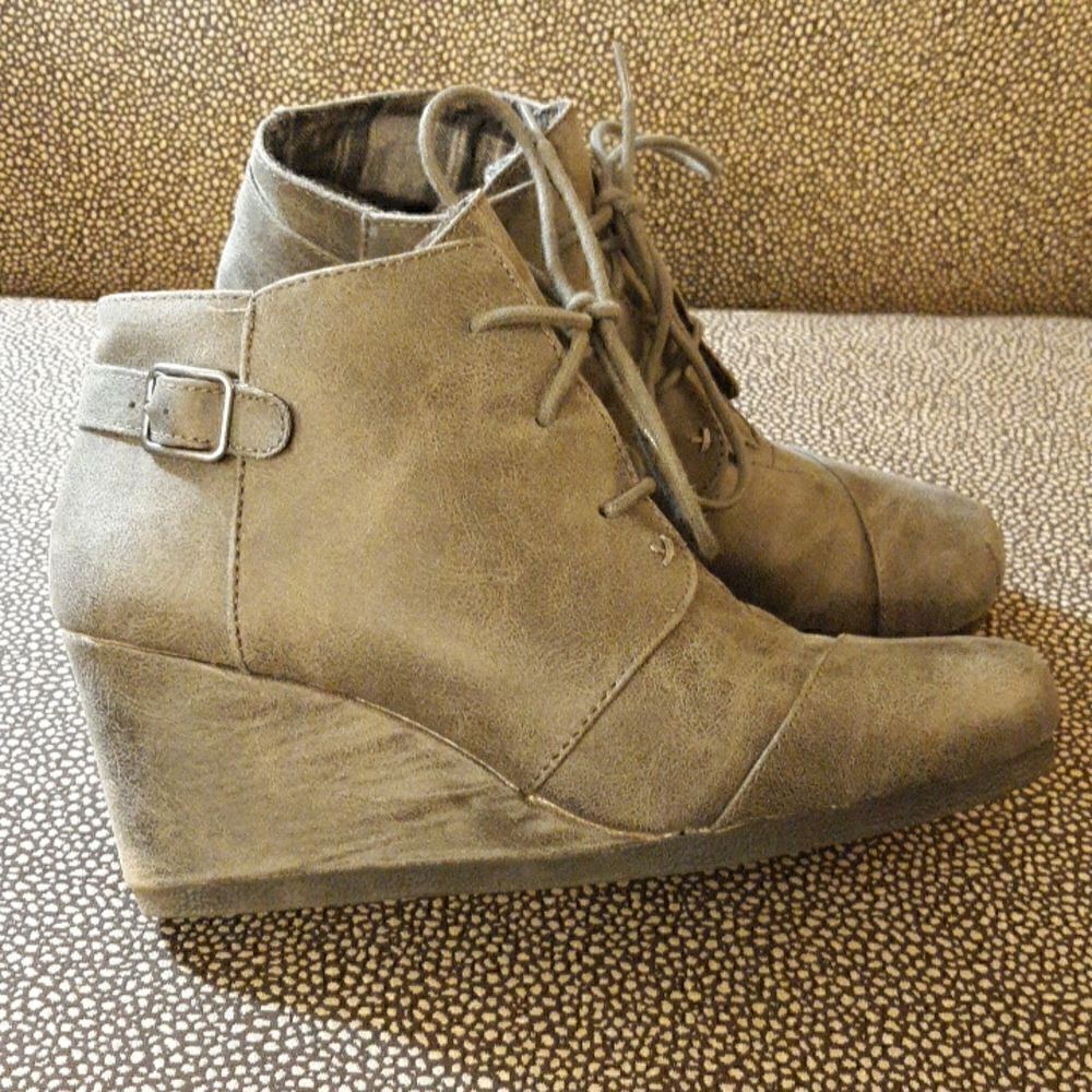 Maurice's size 8 lace up heal